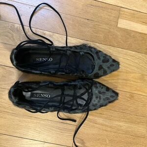 SENSO Black Leopard Lace-Up Flats